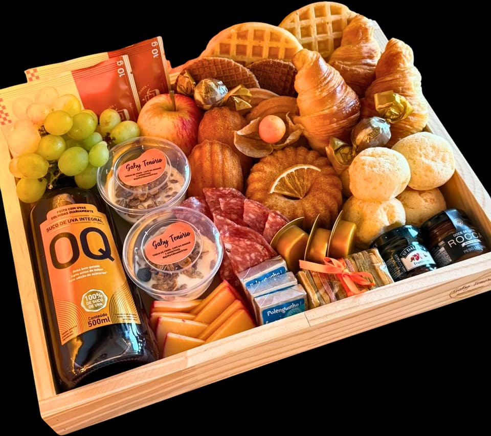 Caixa de madeira Pinus ampla com croissants, waffles, frios, frutas e suco