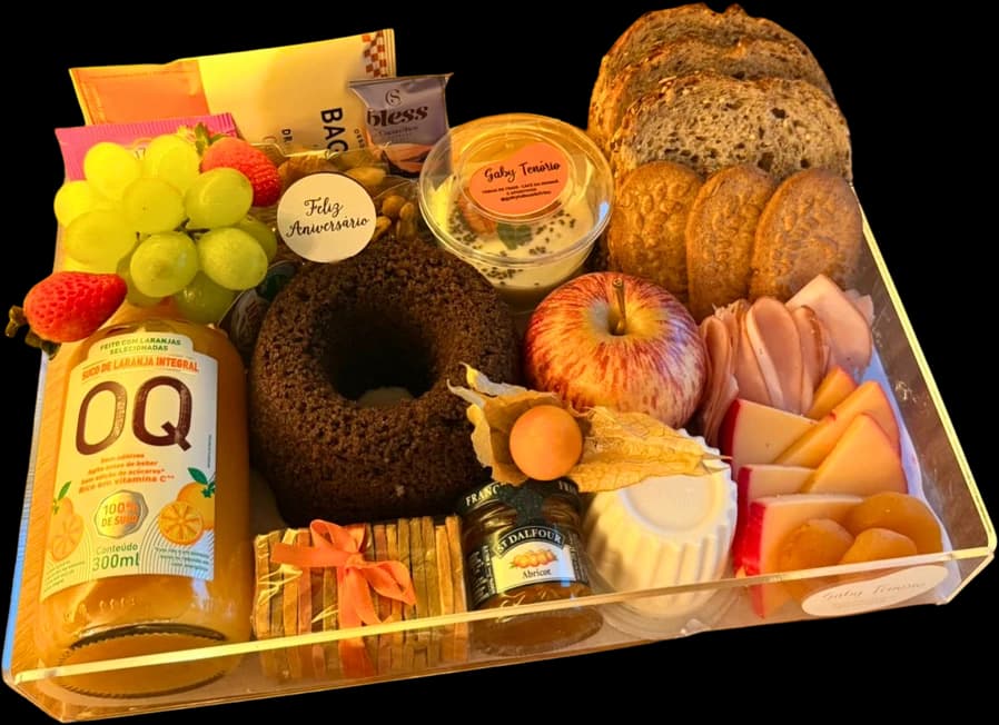 Bandeja de acrílico com pão de grãos, bolo, frutas, frios e suco