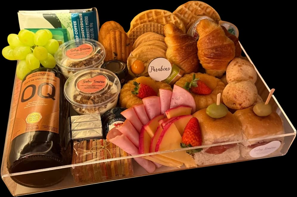 Bandeja de acrílico ampla com croissants, frios, morangos, bolo e suco