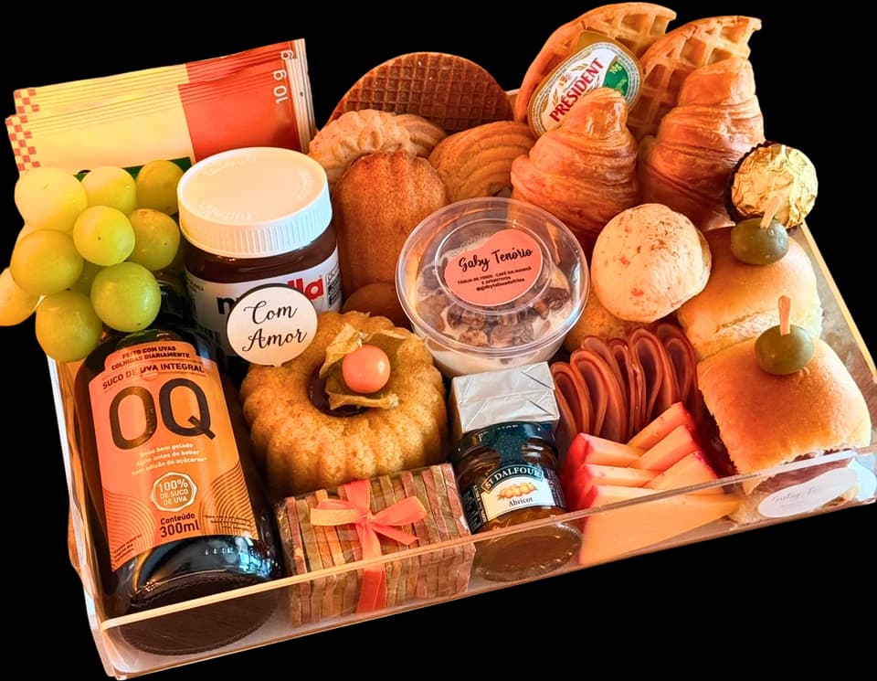 Bandeja de acrílico com croissants, Nutella, bolo, frios, uvas e suco
